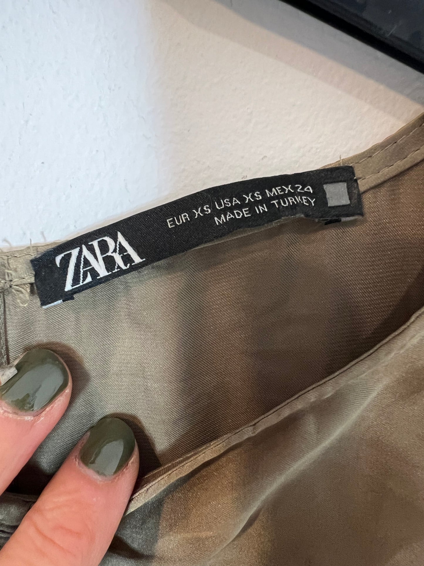 ZARA. Vestido largo verde satinado abertura. T XS