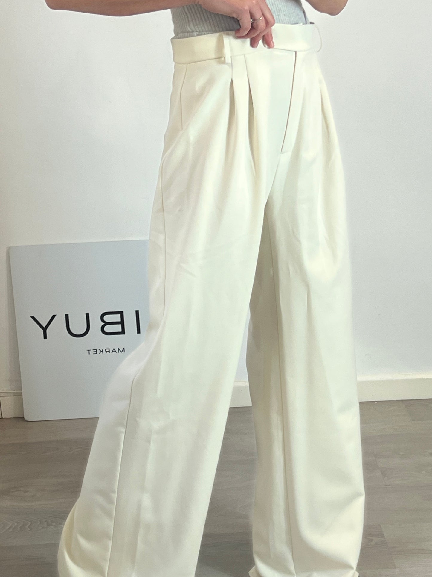 WHITE&ONE. Pantalón beige pinzas T.42