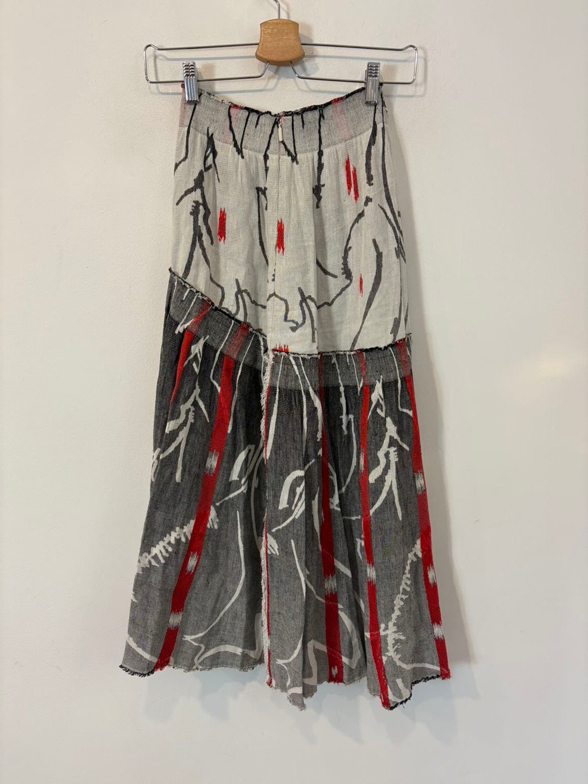 MAROLA. Falda midi estampada  bordados