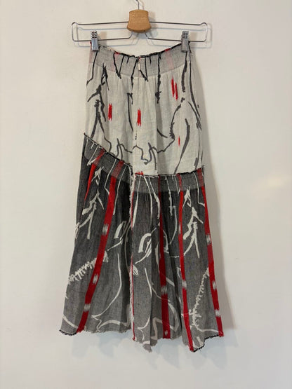MAROLA. Falda midi estampada  bordados