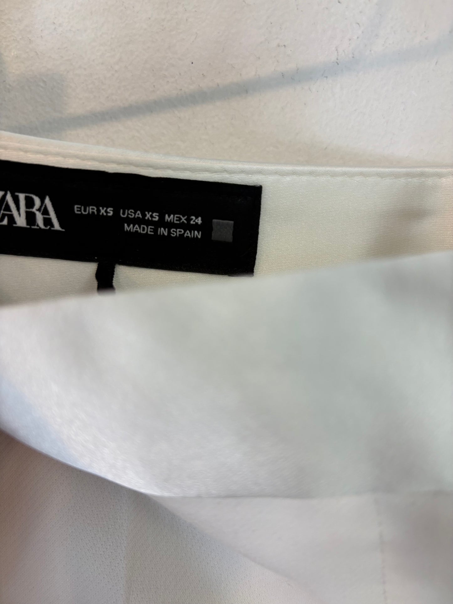 ZARA. Pantalón blanco pinzas cintura satinada. T XS