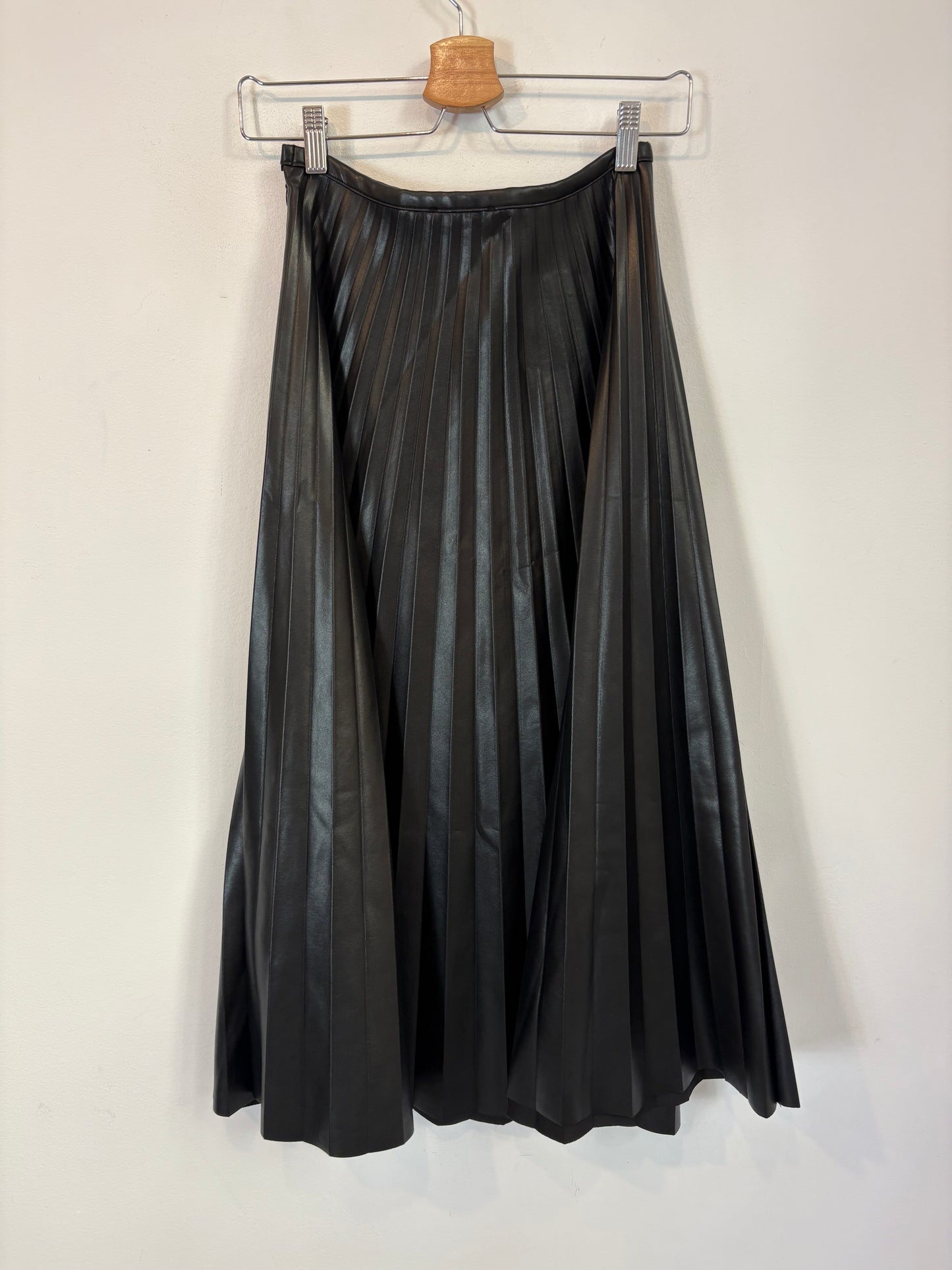 H&amp;M. Black pleated midi skirt. TXS