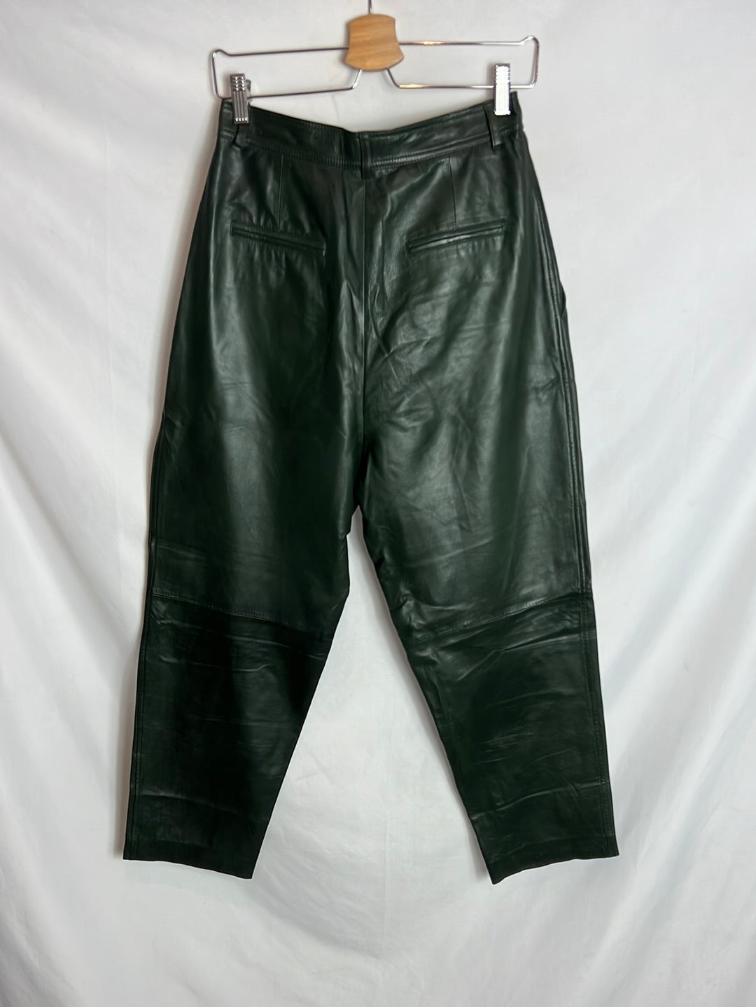 ZARA. Pantalón verde estilo jogger piel. T M