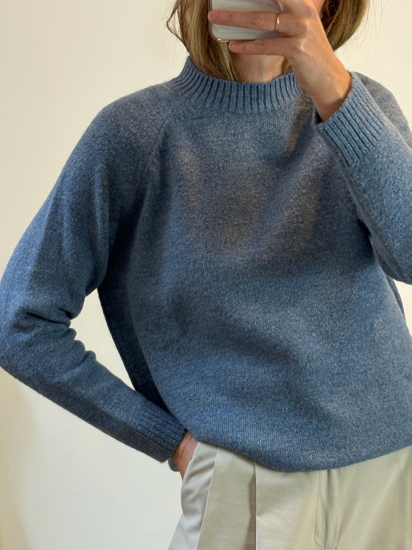 MANGO. Jersey azul claro cuello redondo