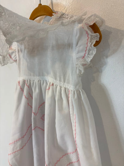 Batón niña encaje y bordados. T 1-3 meses