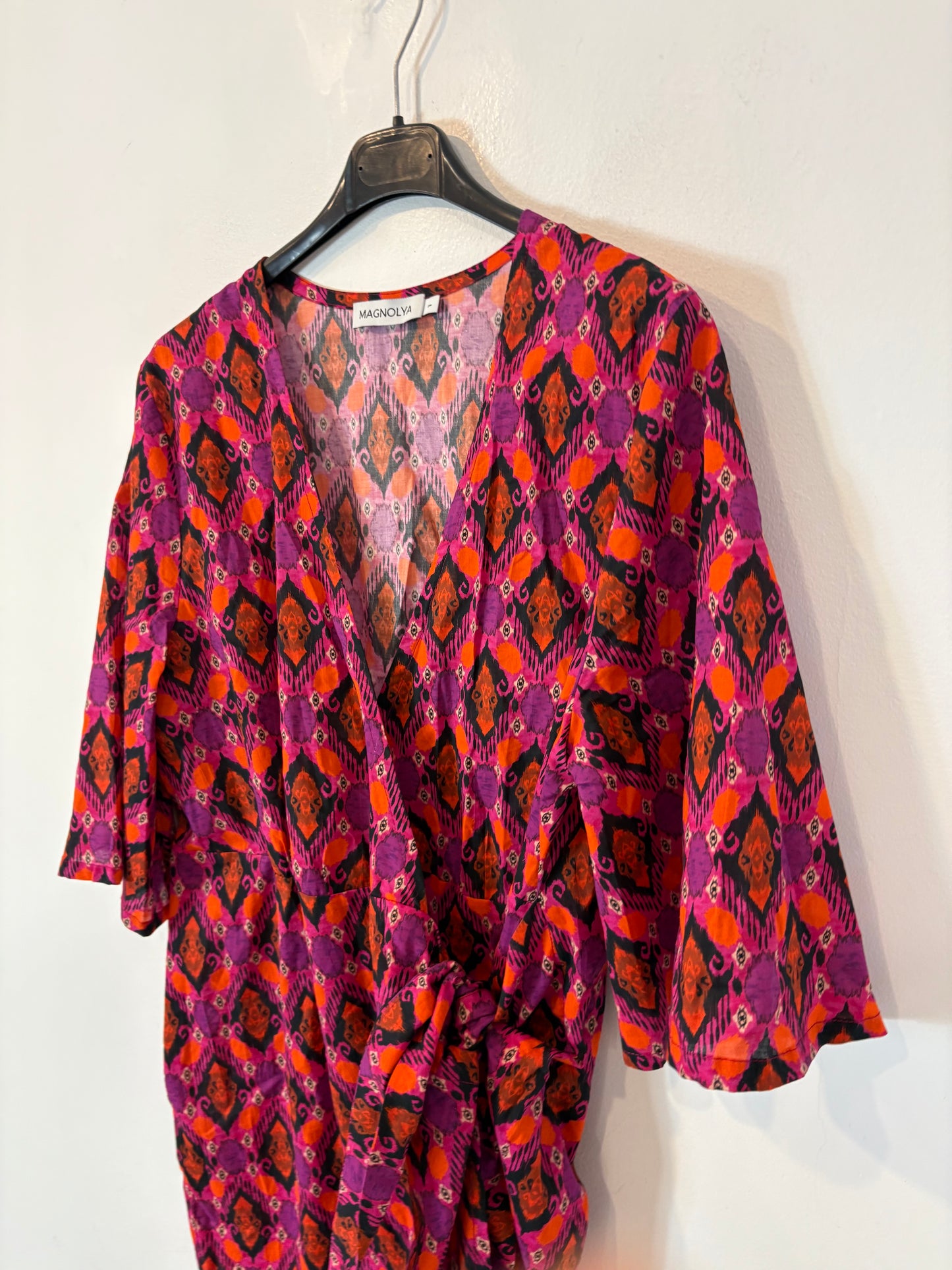 MAGNOLYA. Vestido corto cruzado estampado