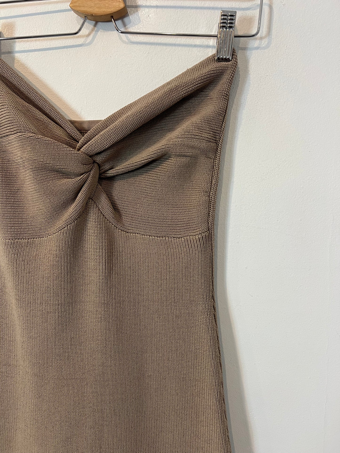 DISSH. Vestido canalé beige