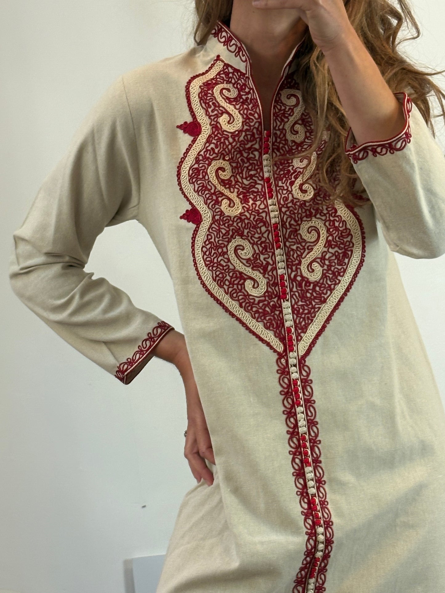 Vestido caftán beige detalles