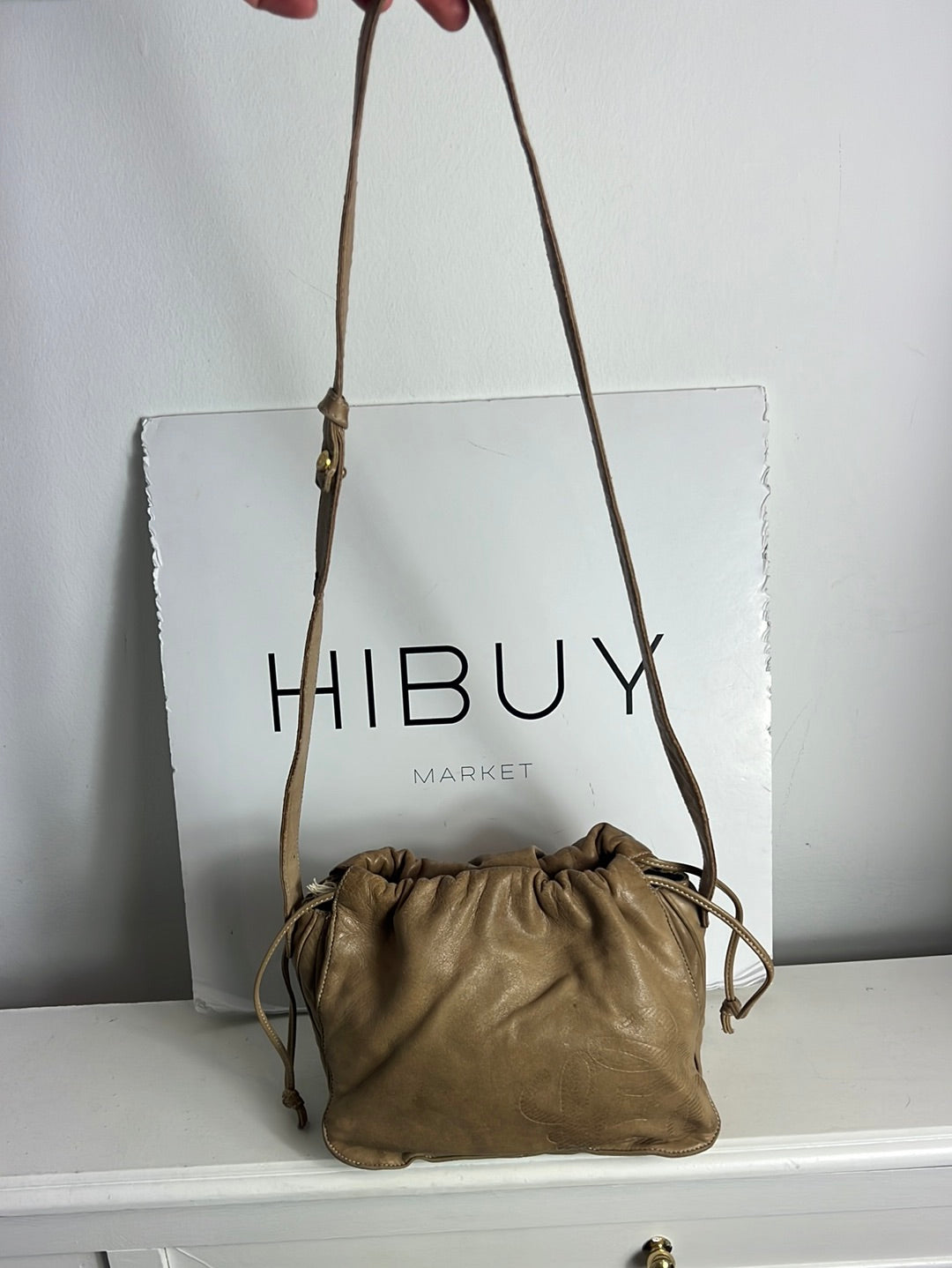 OTRAS. Bolso beige piel logo