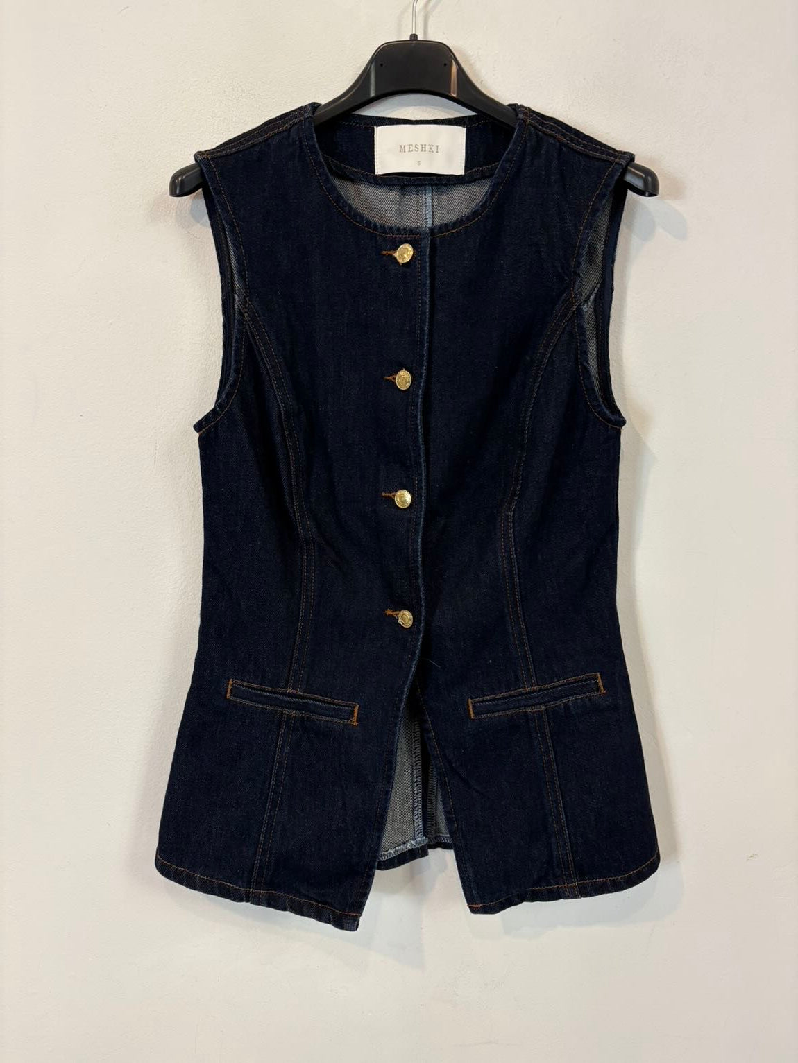 MESHKI . Conjunto denim chaleco y bermuda