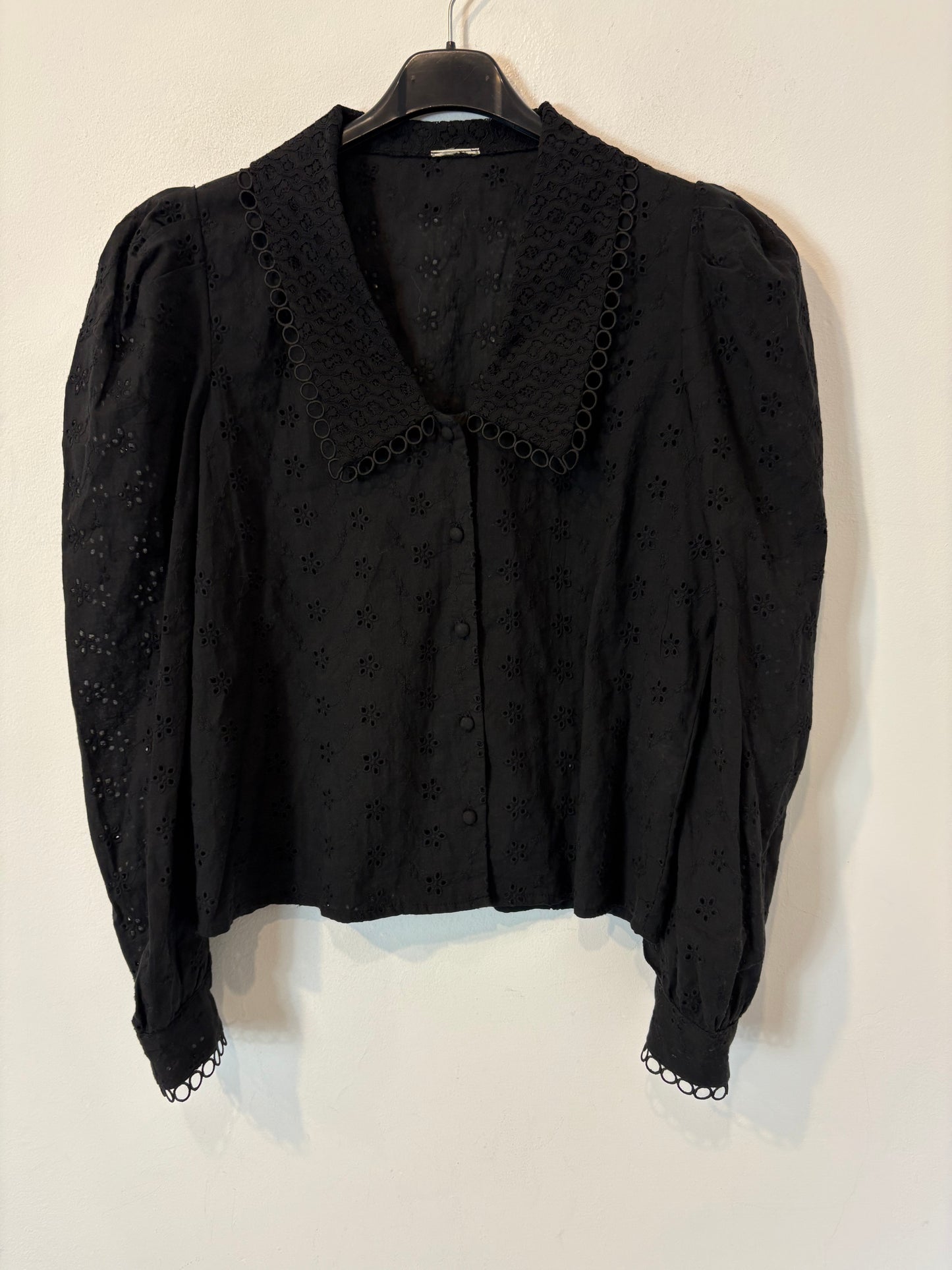 OTRAS. Blusa negra troquetalda