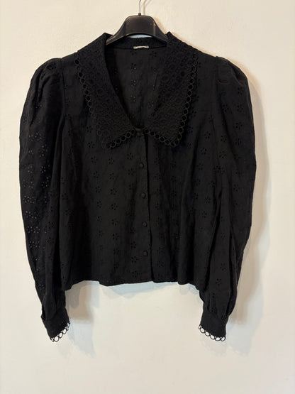 OTRAS. Blusa negra troquetalda