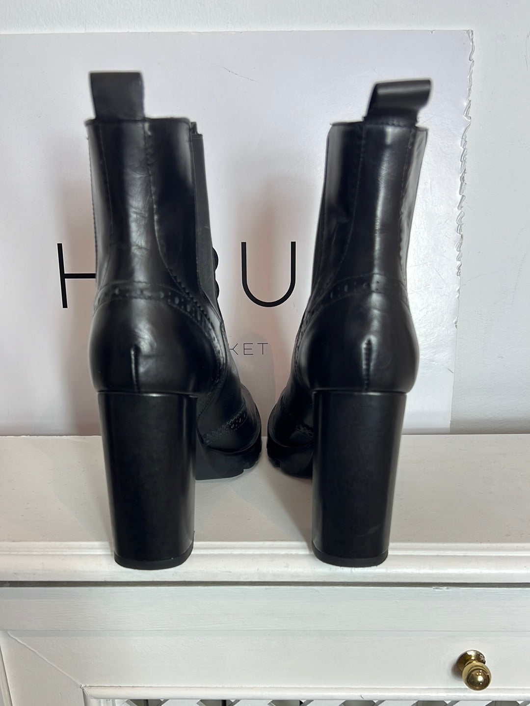 ZARA. Black die-cut ankle boots. Size 41