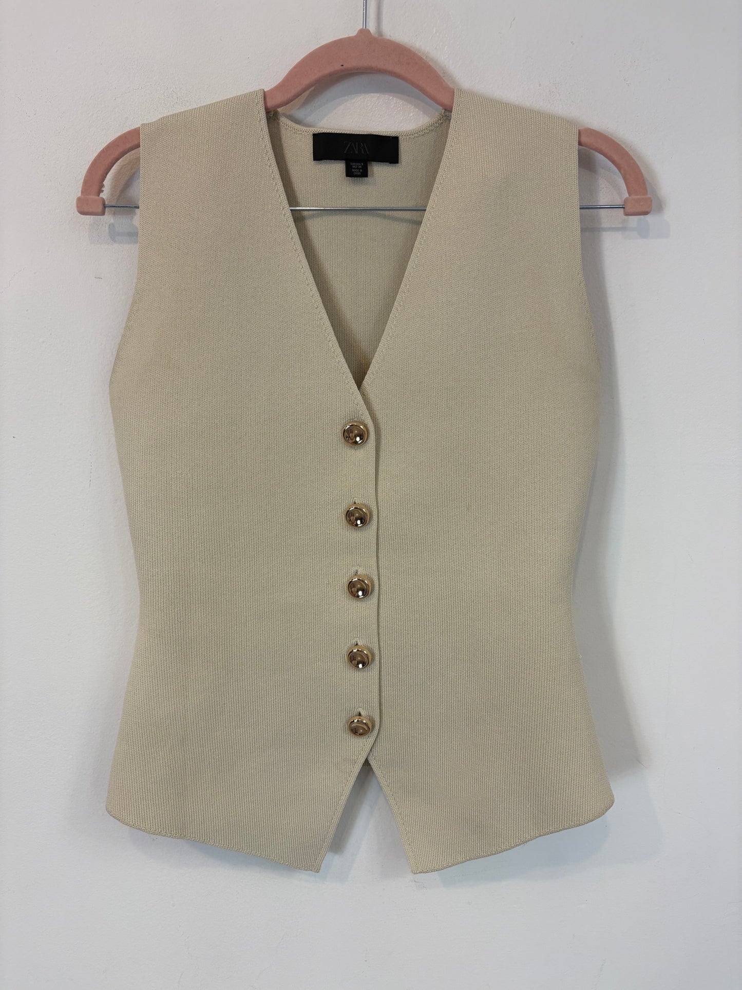 ZARA. Beige buttoned vest. TS (tara)