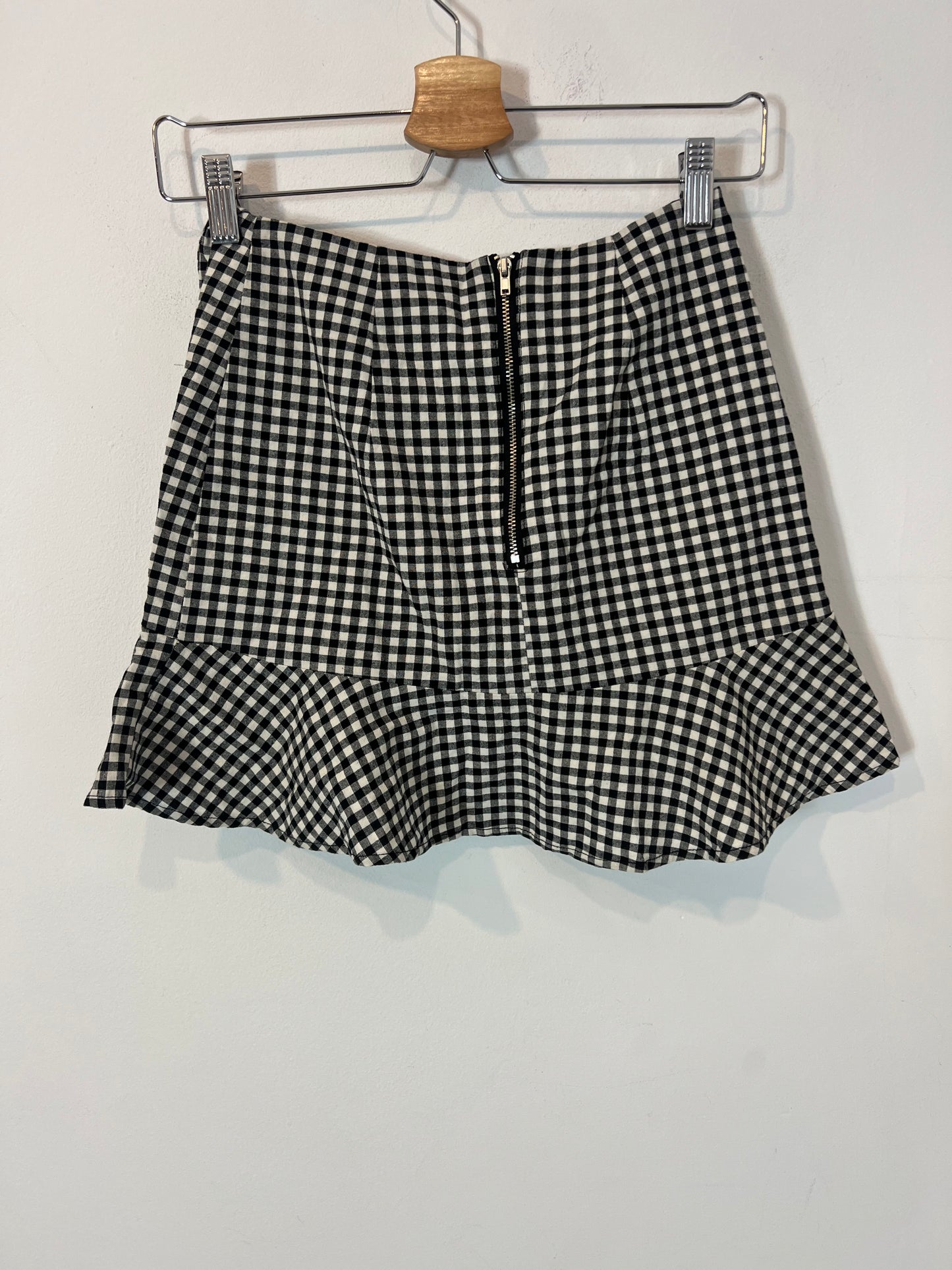 H&amp;M. Checkered flounce skirt. XS