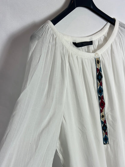 ZARA. blusa blanca detalle étnico T.m