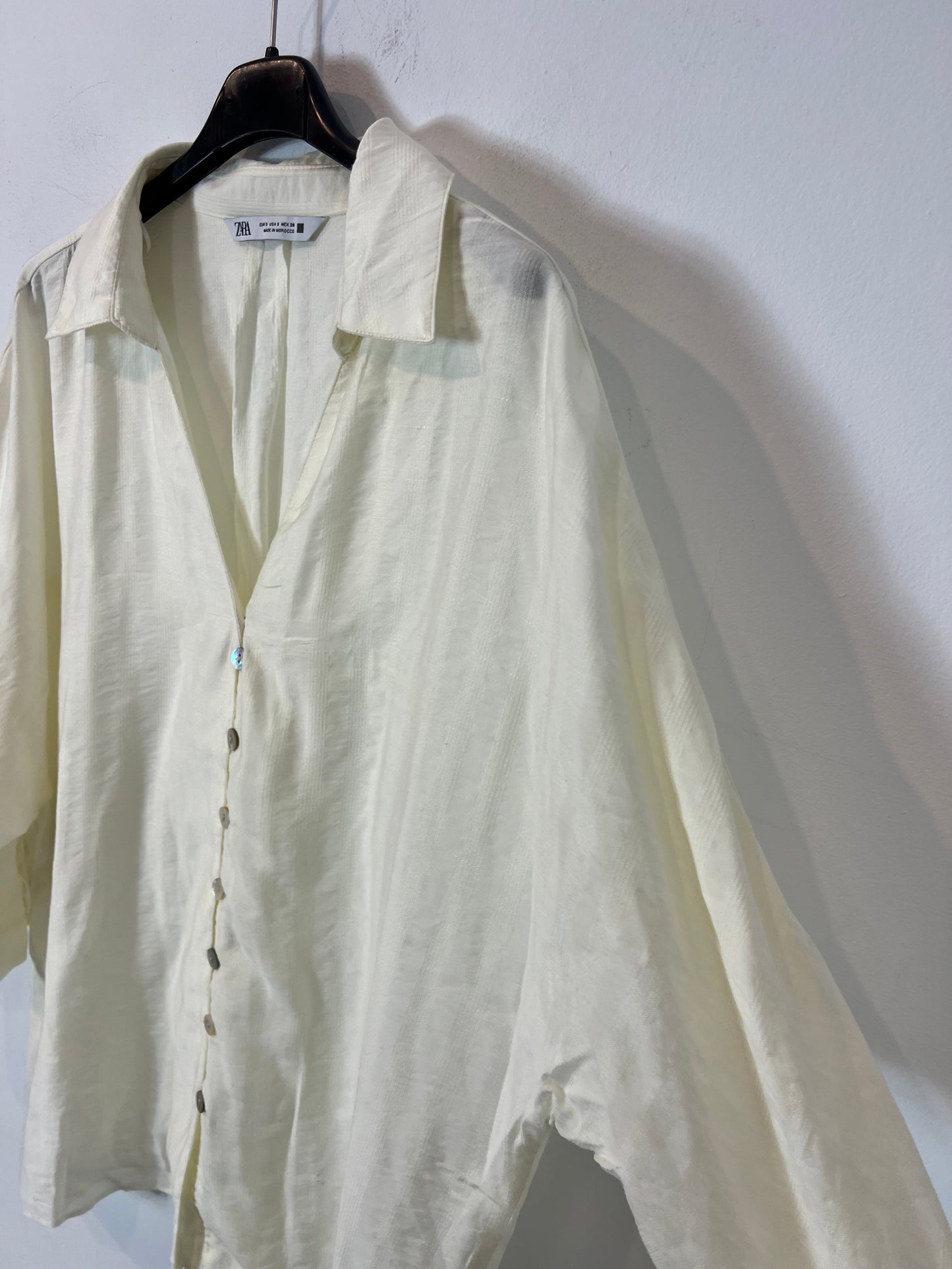 ZARA. Flowy beige Ts blouse
