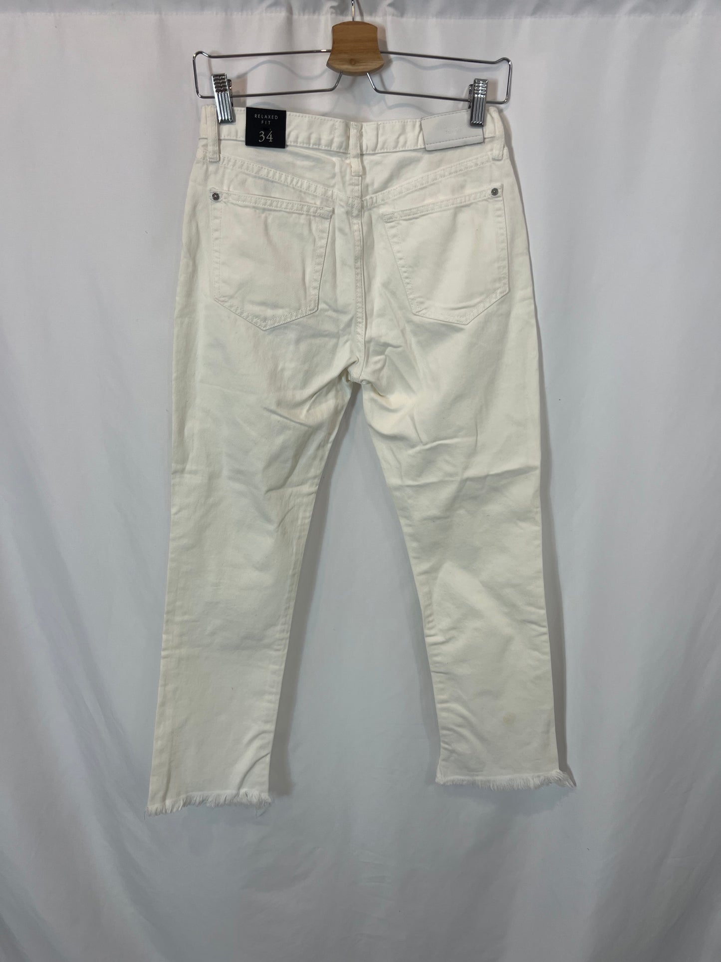 MANGO. Buttoned white denim with fringes. Size 34