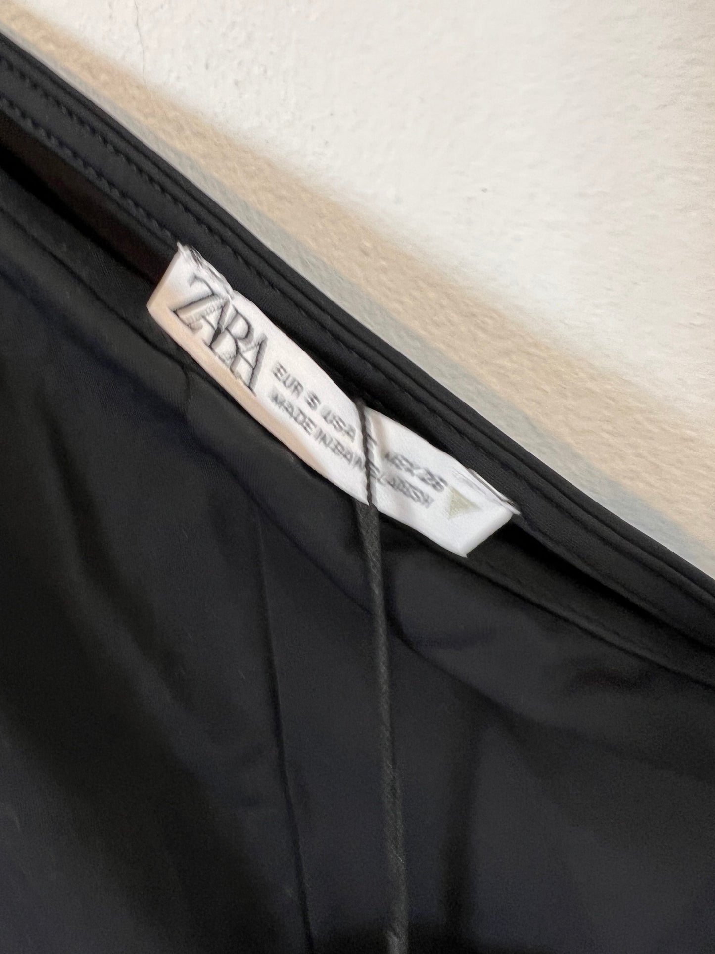 ZARA. Mono elástico negro asimétrico. T S