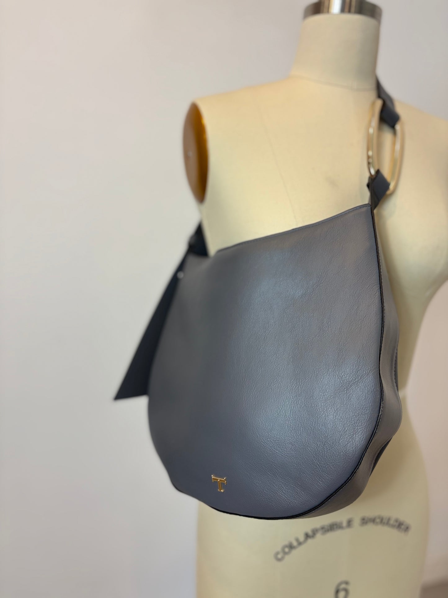 LATOUCHE. Bolso mediano piel plomo