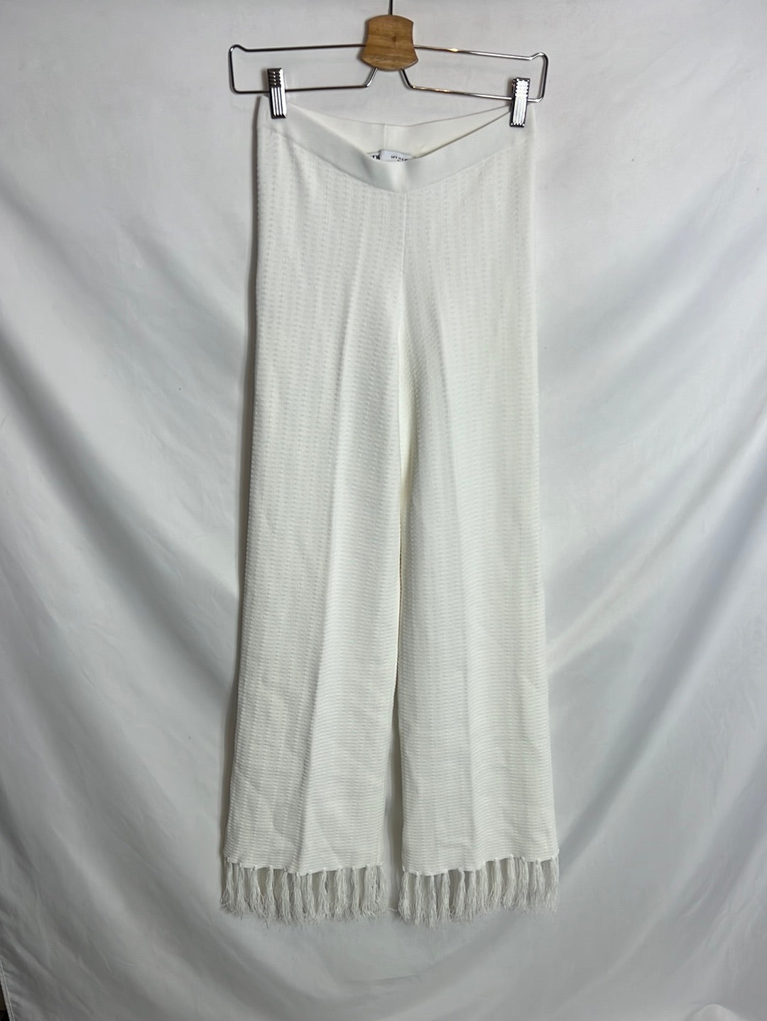 ZARA. Pantalón punto flecos T.s