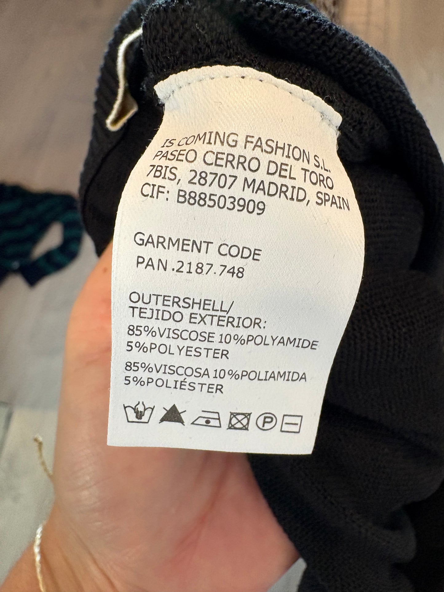 IS COMING. Conjunto punto rayas T.s