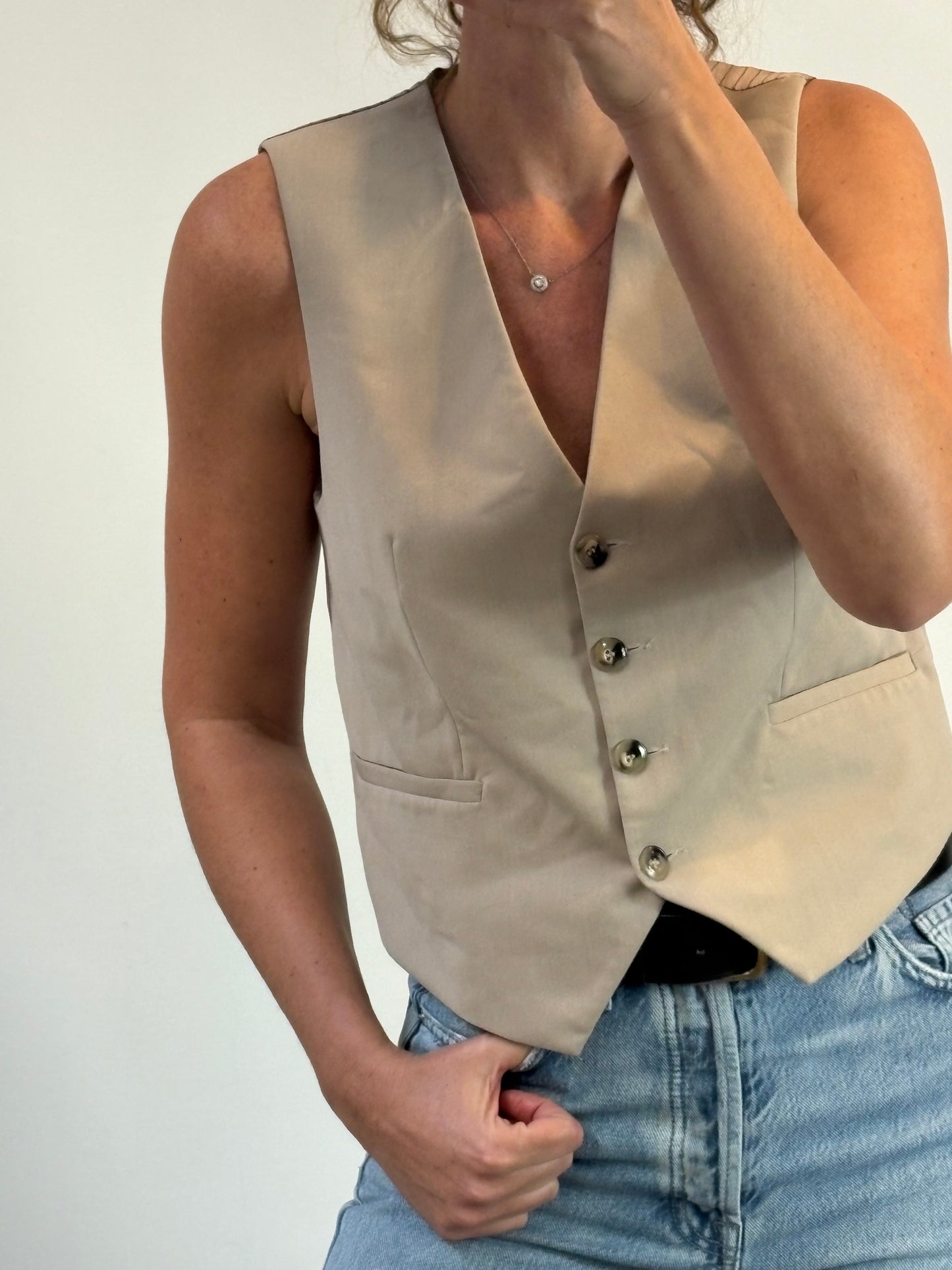 ZARA. Chaleco beige detalle espalda