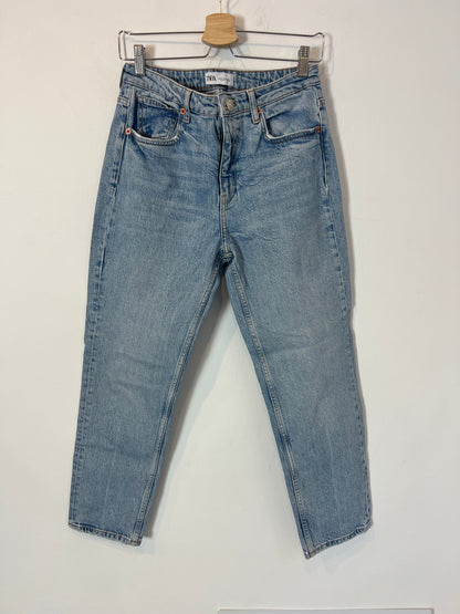 ZARA. Denim estilo mom fit. T 38