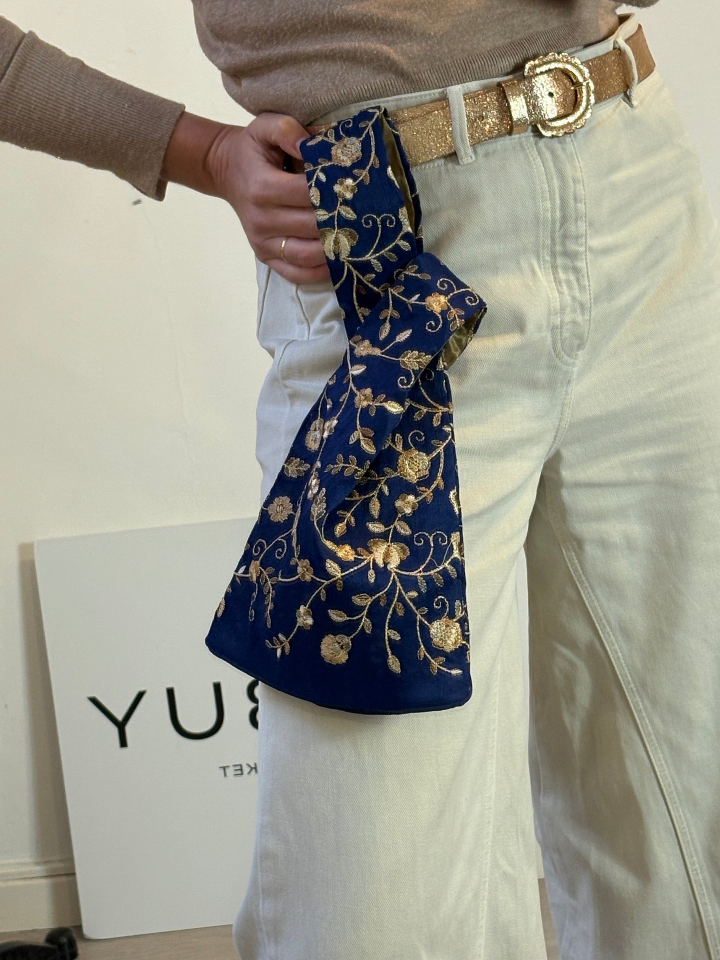 BLUELOW. Bolso de mano azul bordados