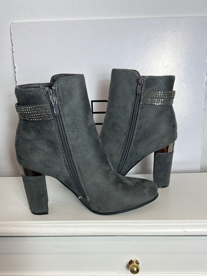 AITA. Botines grises detalles. T 40