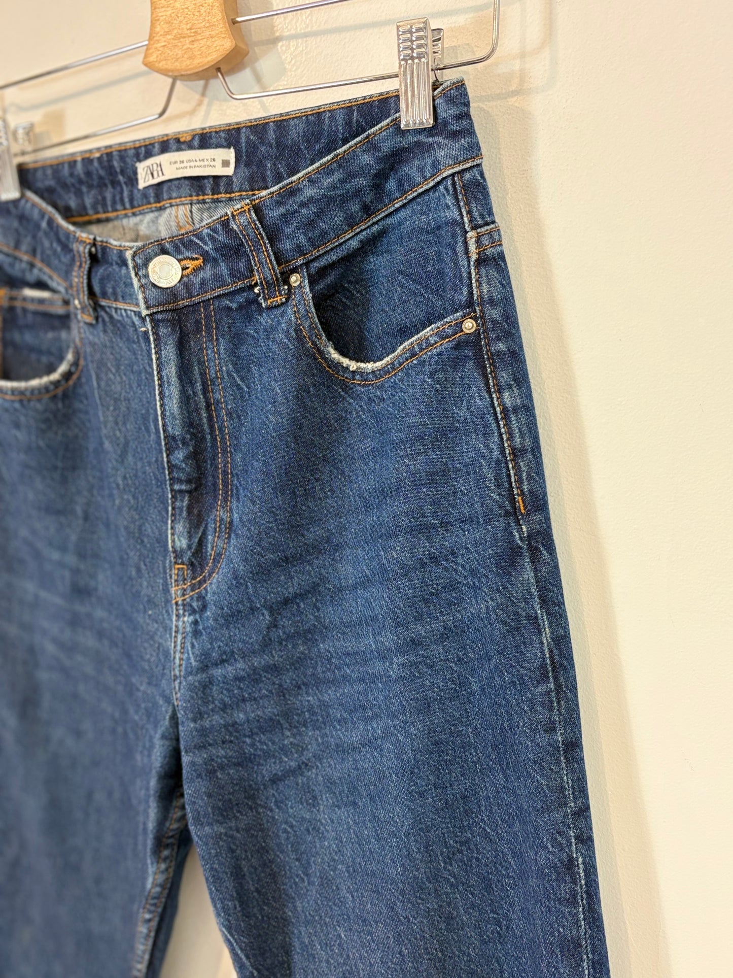 ZARA. Denim recto oscuro . T 36