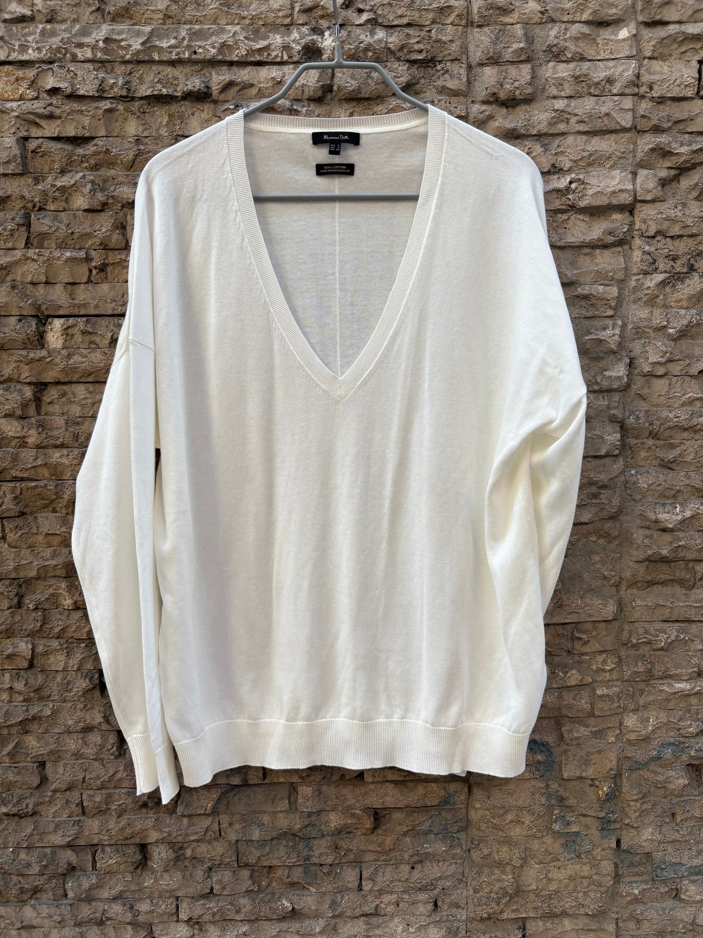MASSIMO DUTTI. Jersey blanco algodón cuello pico