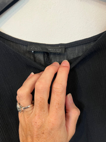 ZARA. Top negro estilo capa