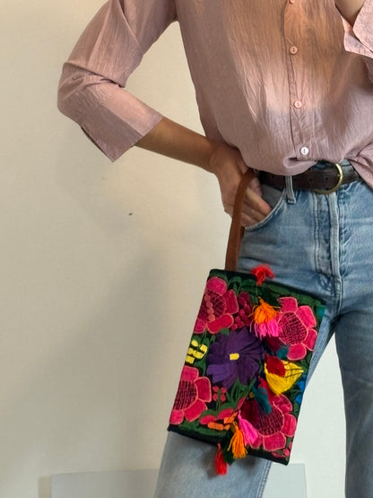 OTRAS. Bolso de mano bordado colores