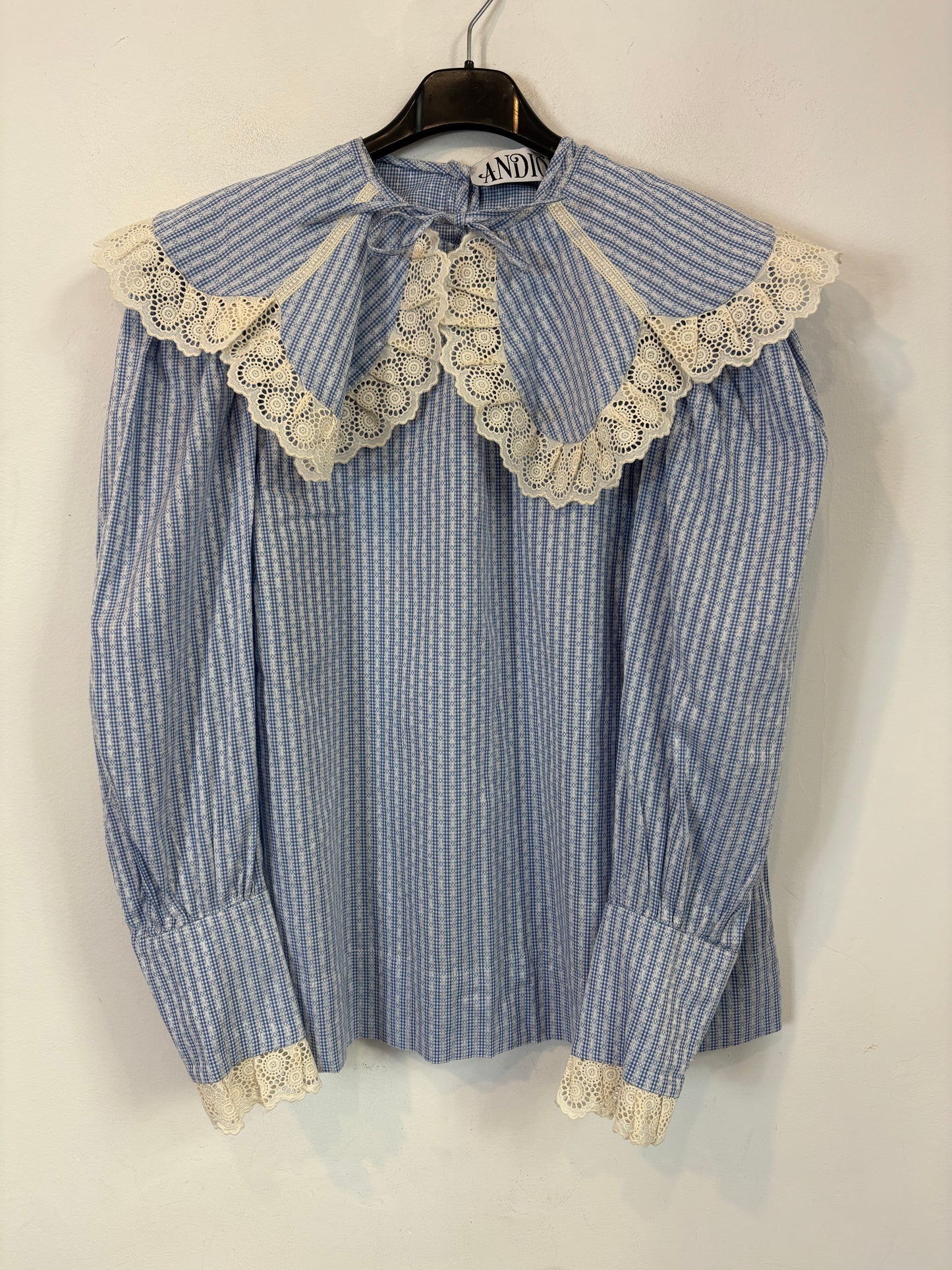ANDION. Blusa azul detalle cuello