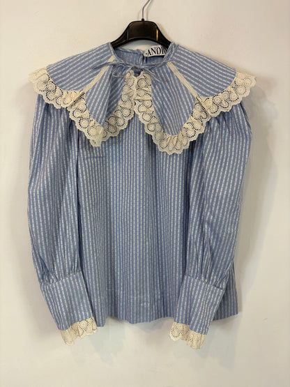 ANDION. Blusa azul detalle cuello