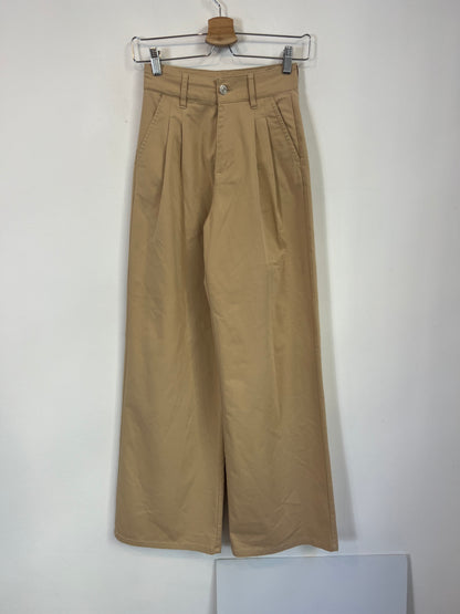 BERSHKA. Pantalón camel pinzas T.32