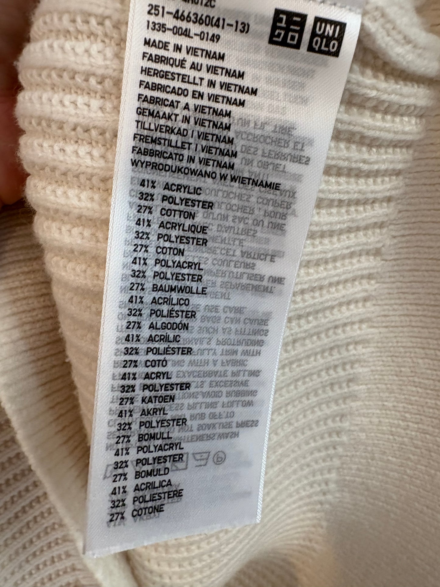 UNIQLO. Beige sleeveless sweater. TM