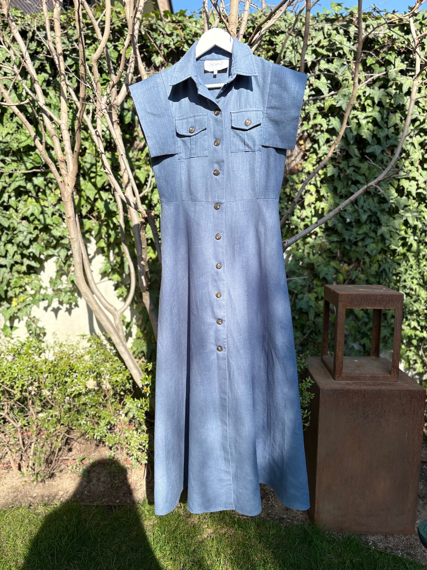 IQ COLLECTION. Vestido largo azul abotonado
