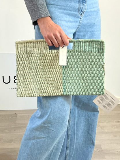ANTHROPOLOGIE. Cartera de mano hecha a mano bicolor