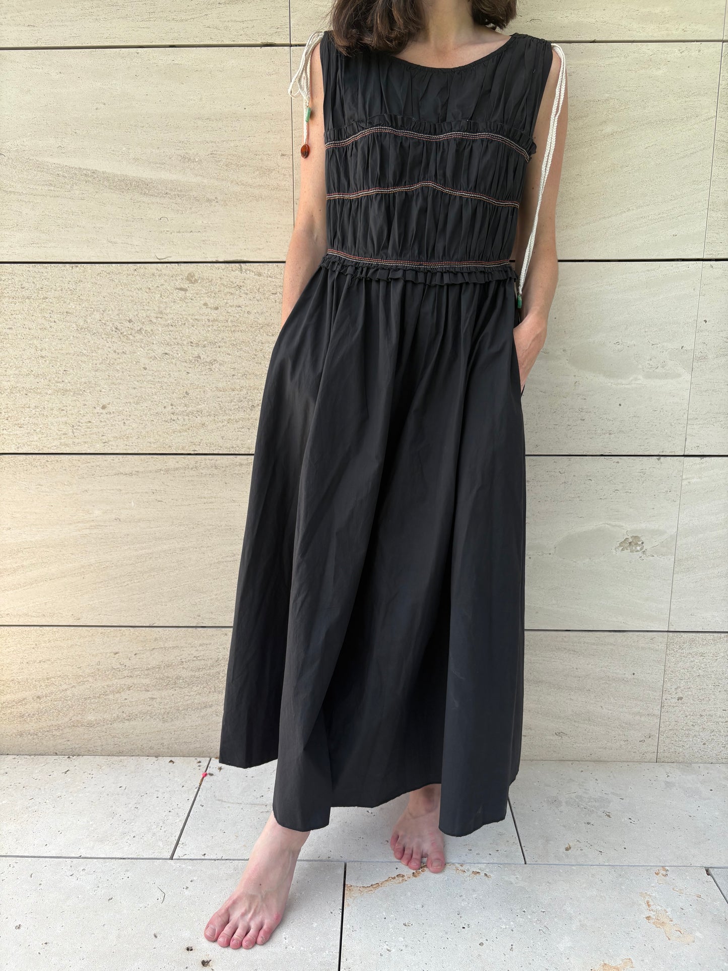 OTRAS. Vestido negro costuras T.u(s)