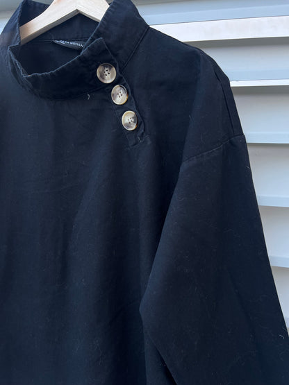 ZARA. Blusa negra botones