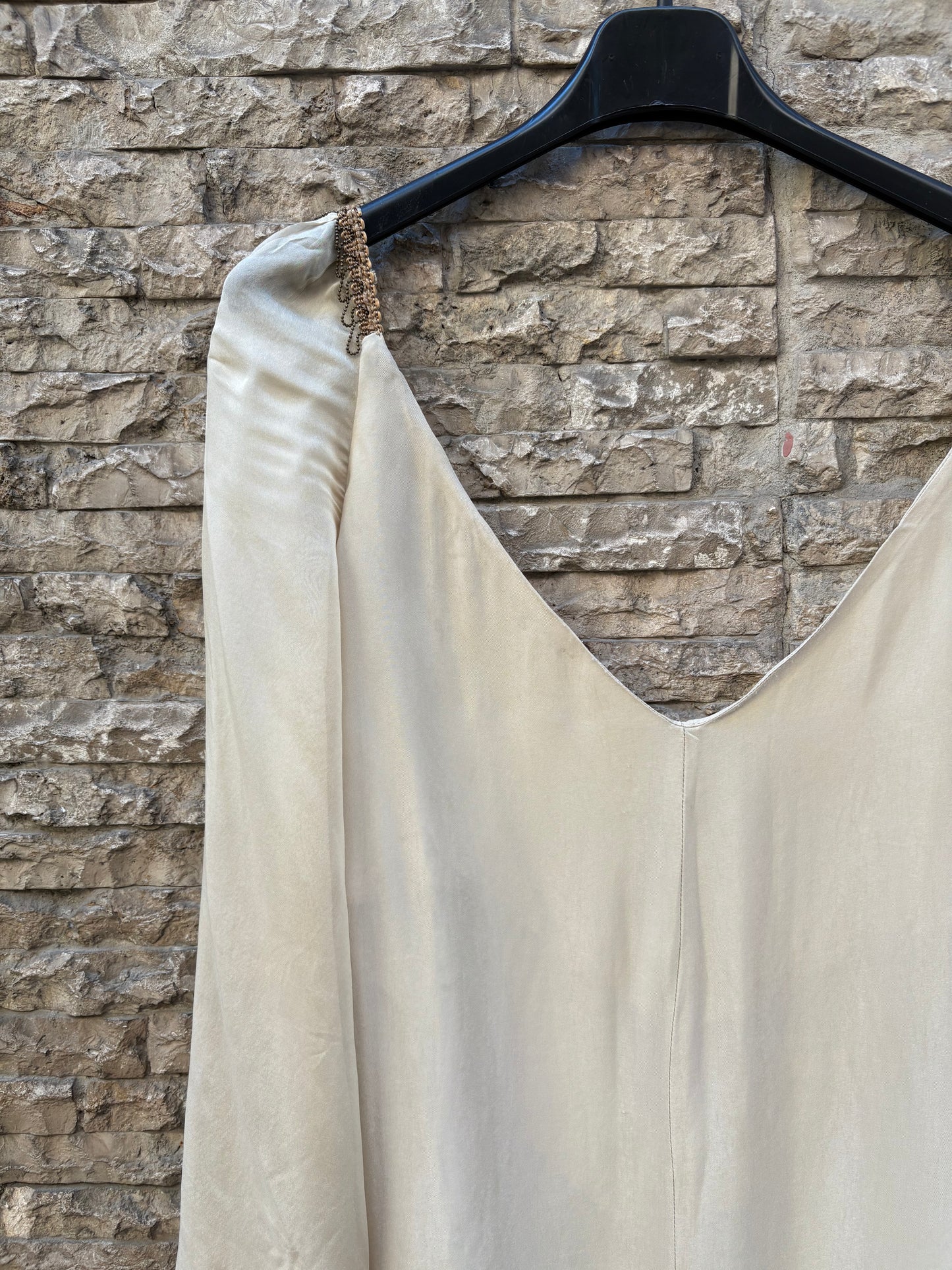 TBA. Vestido beige detalles