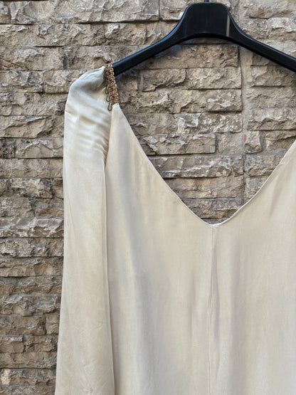 TBA. Vestido beige detalles