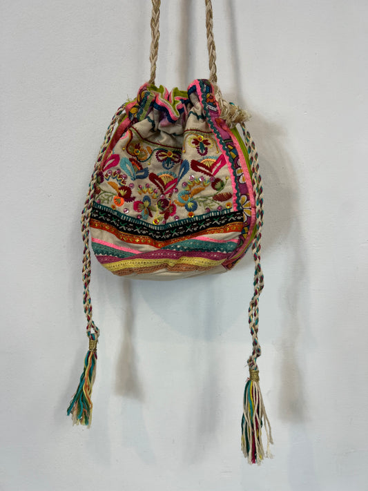 STAR MELA. Embroidered candy box with colors