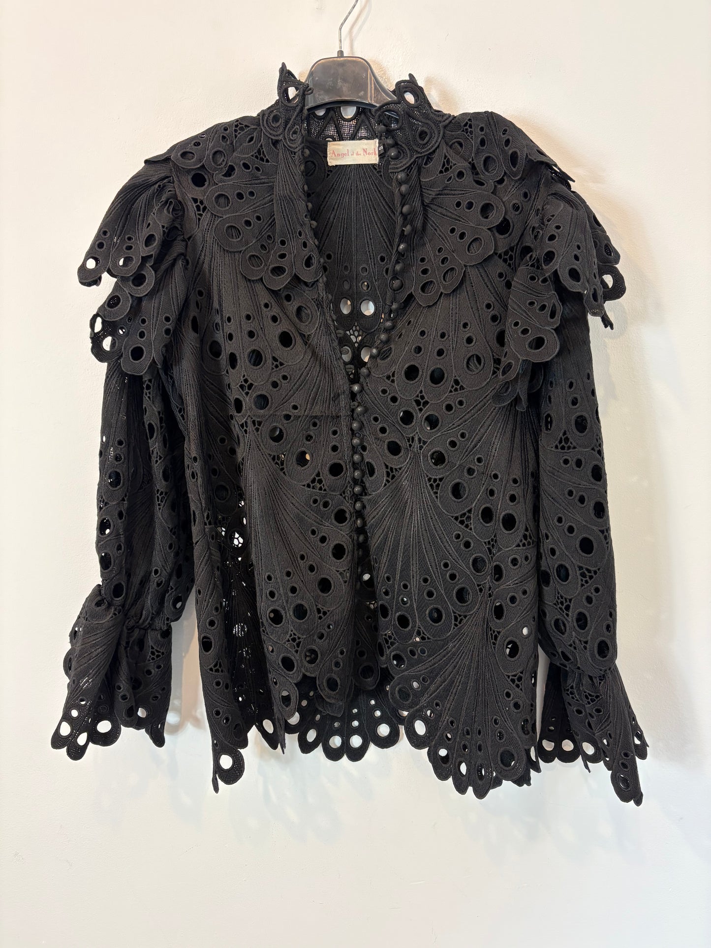 ANGEL OF THE NORTH. Chaqueta/ sobre camisa troquelada negra. T S