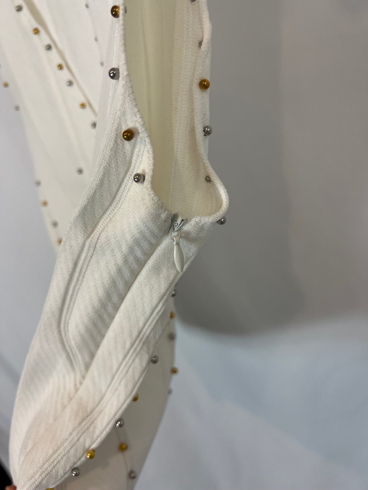 SCALPERS. Total look blanco con tachuelas T.m