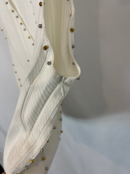 SCALPERS. Total look blanco con tachuelas T.m