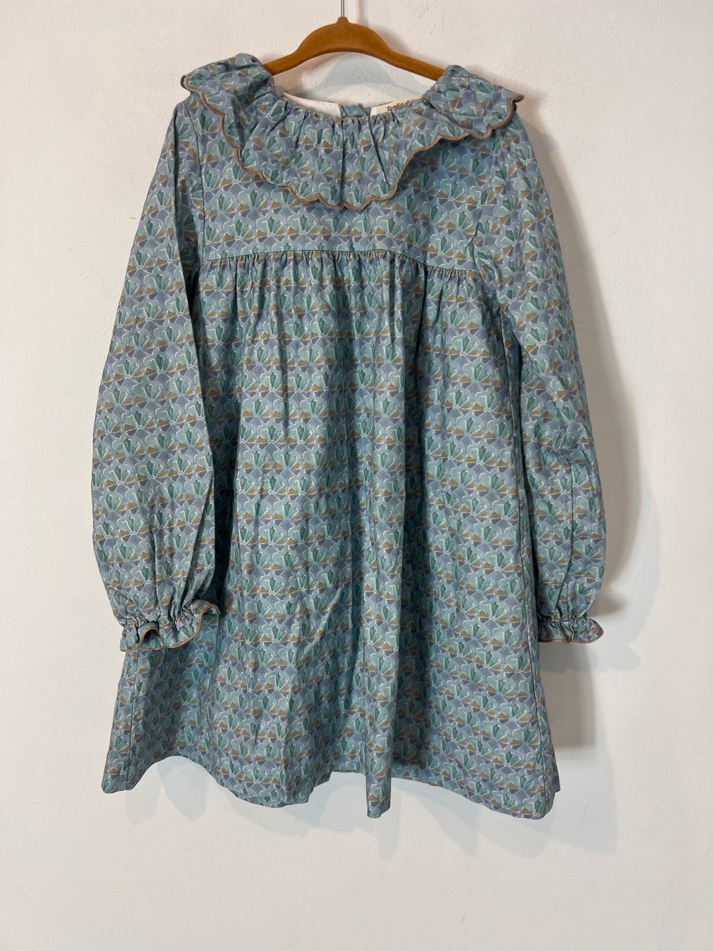 DOÑA CARMEN. Vestido estampado fondo azul claro. T 8 años