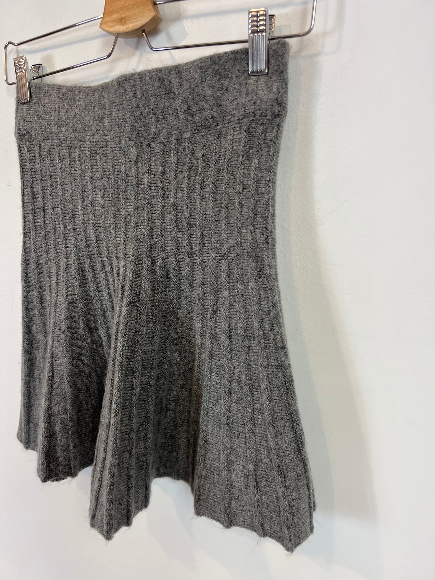 ZARA. Falda gris punto T.s